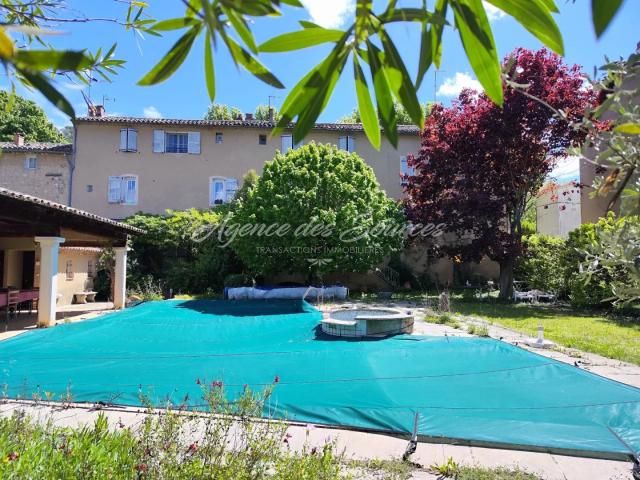 Maison de village avec piscine, garages, remise à Varages
