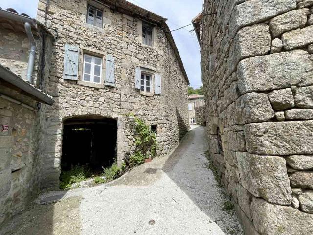 Une maison de village de 108,27 m2 entièrement à rénover avec un