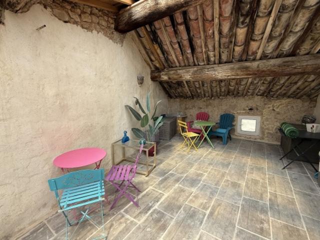 Maison de village, appartement T2, terrasse et garage