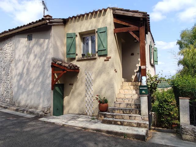 Maison de village atypique avec vue imprenable, piscine, deux chambre, jardin et chambre d'ami