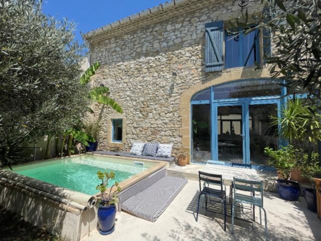 Maison de village atypique, jardin, bassin et mur d'escalade