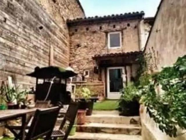 MAISON DE VILLAGE ATYPIQUE, RENOVEE
