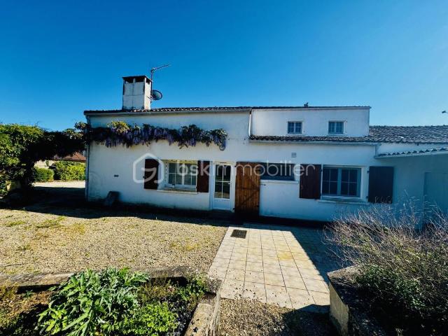 MAISON DE VILLAGE AU CALME 135M2, 5 CHAMBRES 10MIN CIVRAY TERRAIN 1300M2