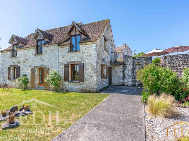 Maison de village au calme avec vue, double garage et piscin. 140m² Issigeac