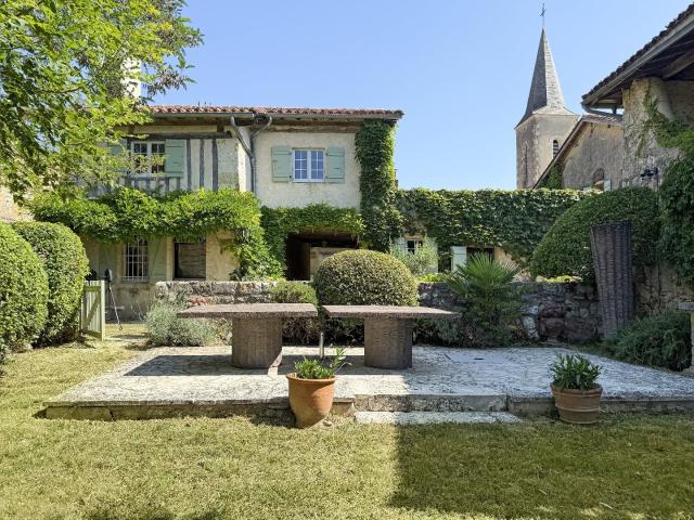 Maison de village au coeur d'un écrin gersois 459m² Bazian