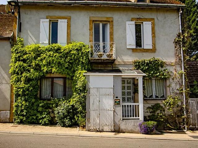 Maison de village authentique à vendre à Voussac 03