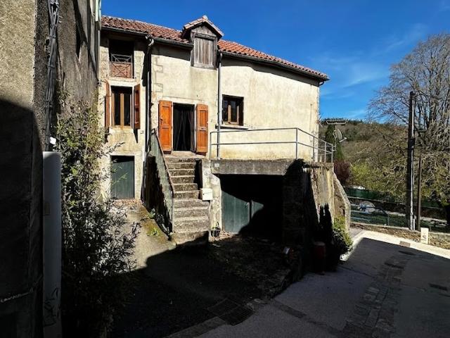 Maison de village authentique, entièrement rénovée avec dépendances et extérieurs