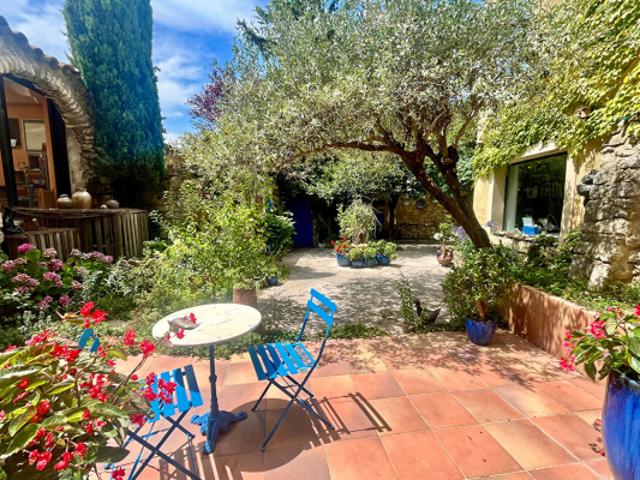 Maison de village avec magnifique cour jardinet, au calme. Grignan région