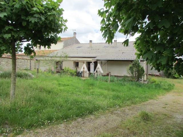 Maison de village avec bâtiment agricole proche de chef Bout