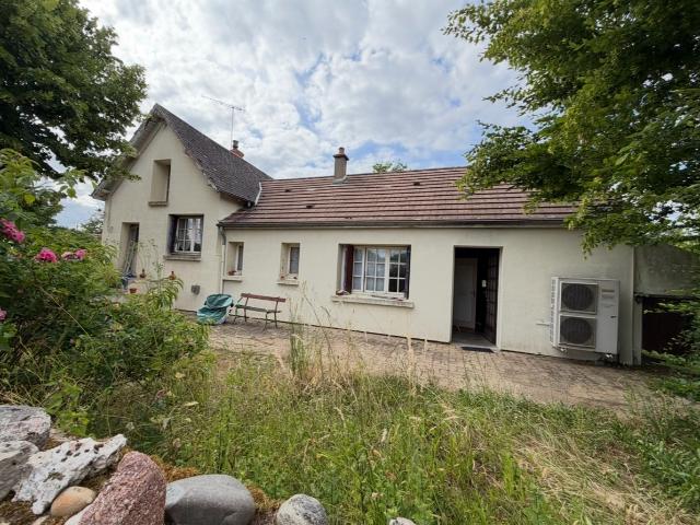Maison de village avec beau potentiel et beau terrain