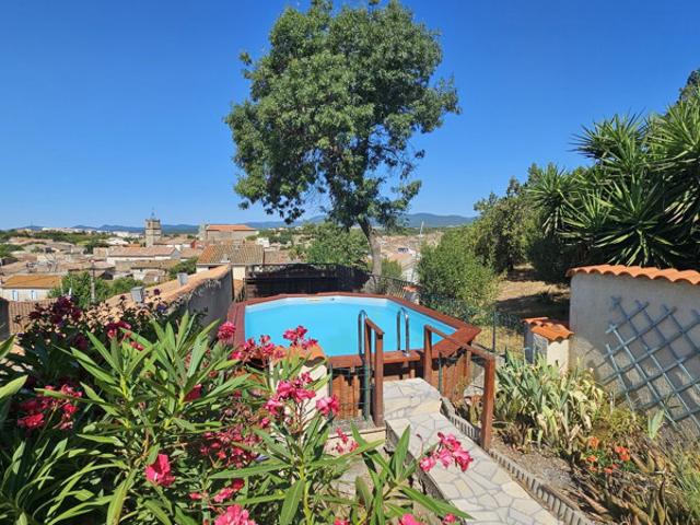 Maison de village avec belles vues et petit jardin avec piscine