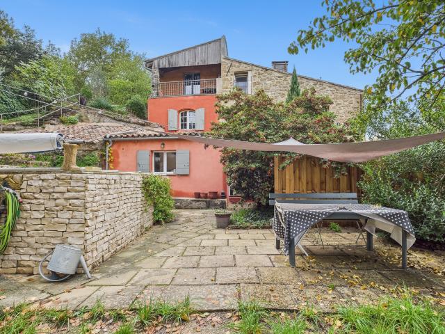 Maison de village avec chambre indépendante, jardin et piscine sur 545 m2 de terrain