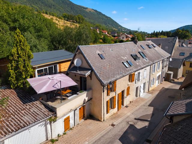 Maison de Village avec châlet et terrain