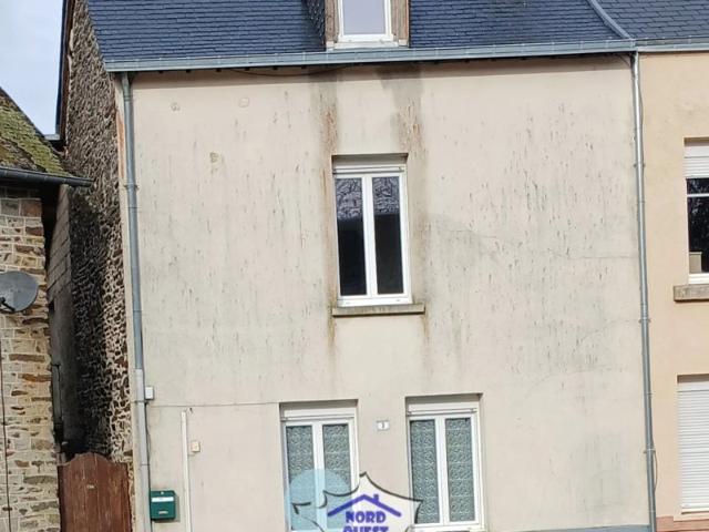 MAISON DE VILLAGE AVEC COUR CENTRE JAVRON