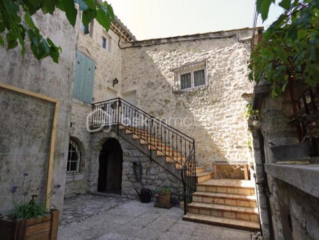 Maison de village avec cour arborée, garage et cave