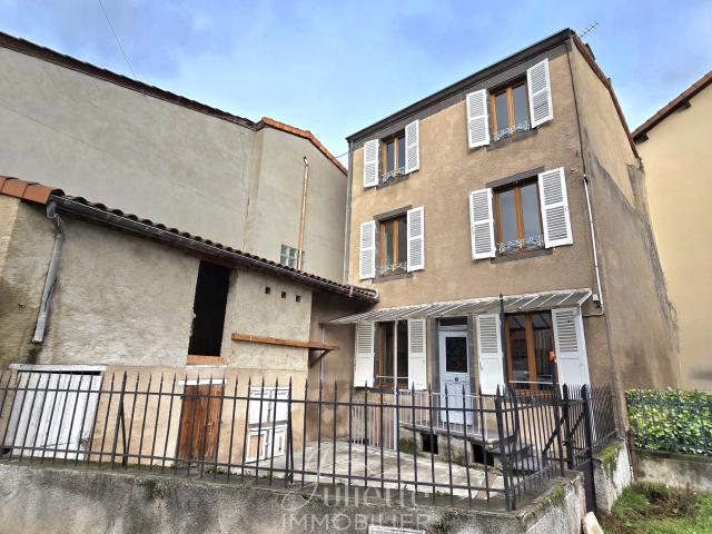 MAISON DE VILLAGE AVEC COUR ET DEPENDANCES