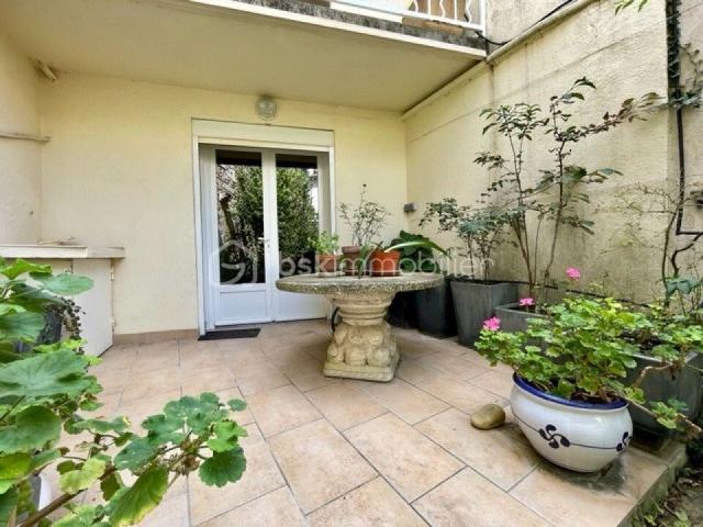 MAISON DE VILLAGE avec cour extérieure et garage