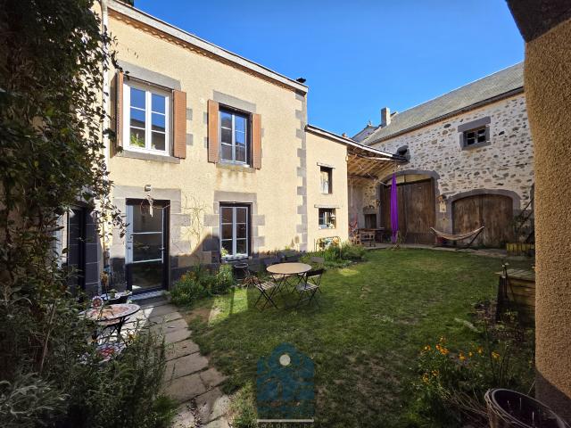 Maison de village avec cour, terrasse, caves, granges et parking
