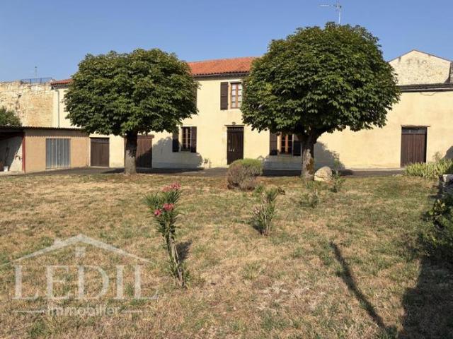 Maison de village avec dépendances et jardin