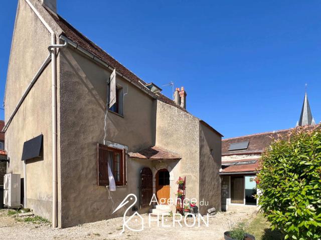 Maison de village avec dependances et jardin