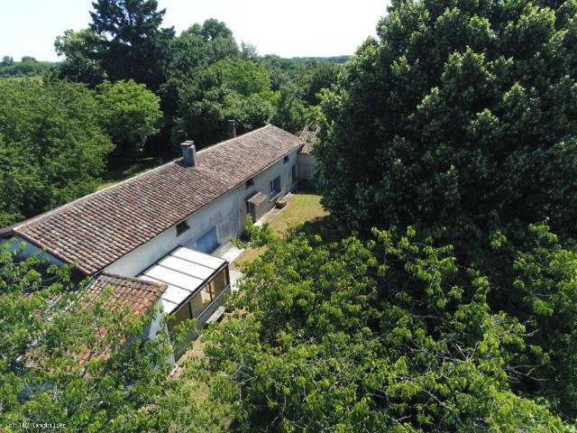 Maison de village avec deux habitations, dépendances, cave voûtée 138290 €