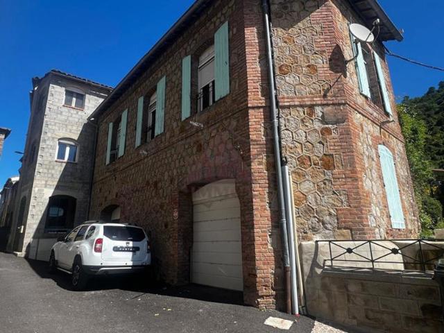 Maison de village avec double garage