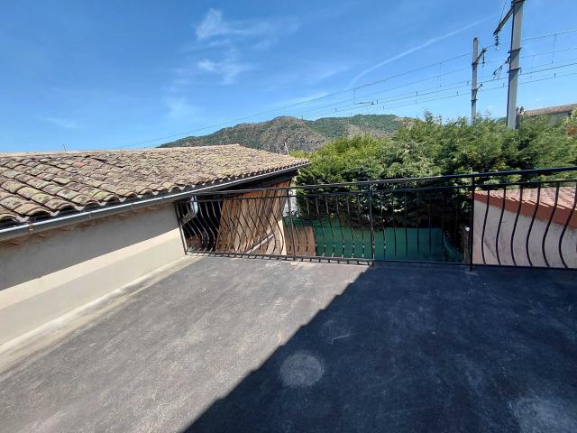 MAISON DE VILLAGE AVEC EXTERIEUR DE TYPE 4 A ST JEAN DE MUZOLS 07300
