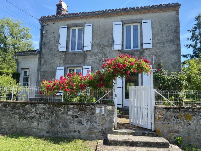 Maison de village avec garage et terrain de plus de 2 000 m2