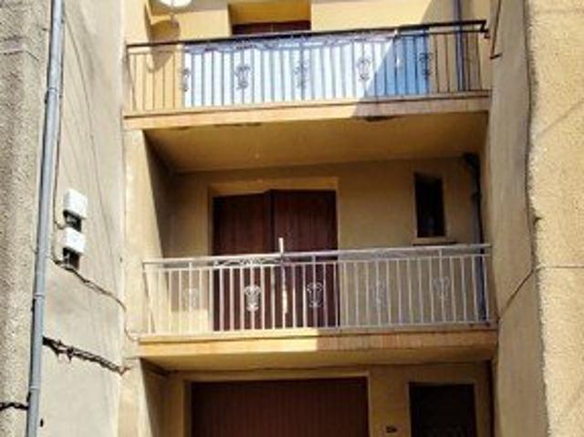 Maison de village avec garage et balcons à rénover