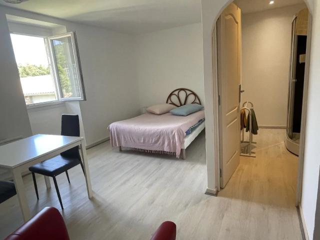 Maison de village avec garage et extérieur