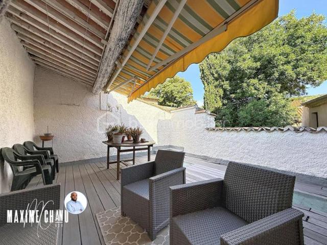 Maison de village avec garage et exterieurs à PERET