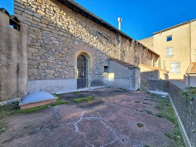 Maison de village avec garage et extérieurs
