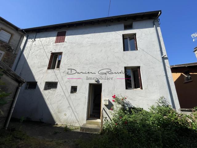 Maison de village avec garage et jardin