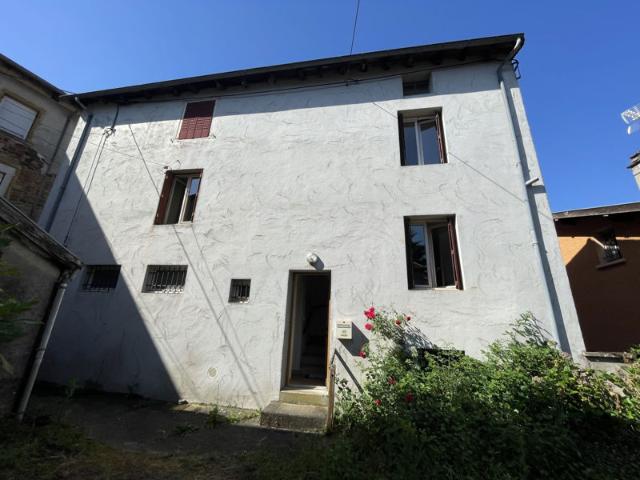 Maison de village avec garage et jardin