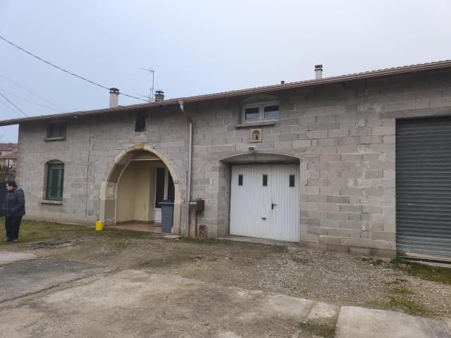 Maison de village avec garage et jardin clos