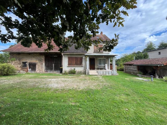 MAISON DE VILLAGE AVEC GRAND TERRAIN