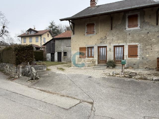 Maison de village avec grandes annexes et grange Proche An