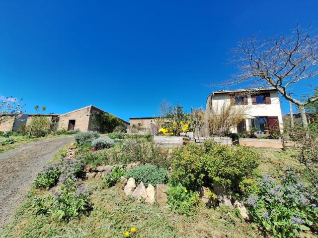 MAISON DE VILLAGE AVEC GRANGE ET JARDIN ECOLOGIQUE