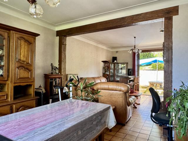 Maison de village avec jardin 4 chambres garage terrasse beau potentiel