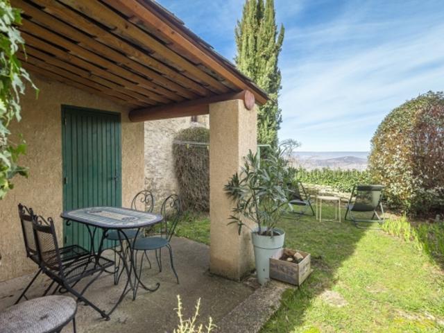 Rez de jardin dans maison de village
