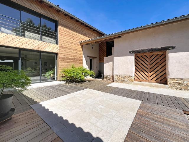 Maison de village avec jardin 223m2 au cœur du village de Fareins