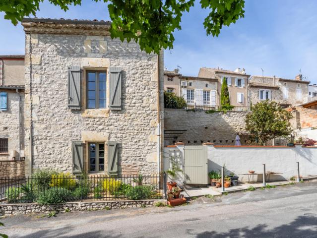 Maison de village avec jardin, terrasse sur le toit et parki