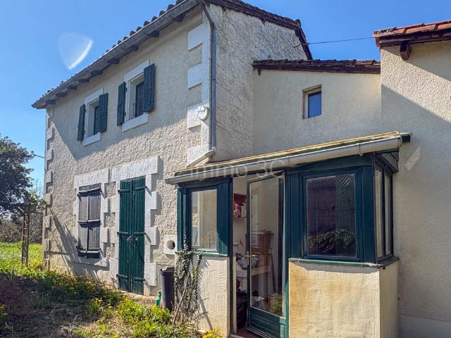 Maison de Village avec travaux, Jardin et Dépendances