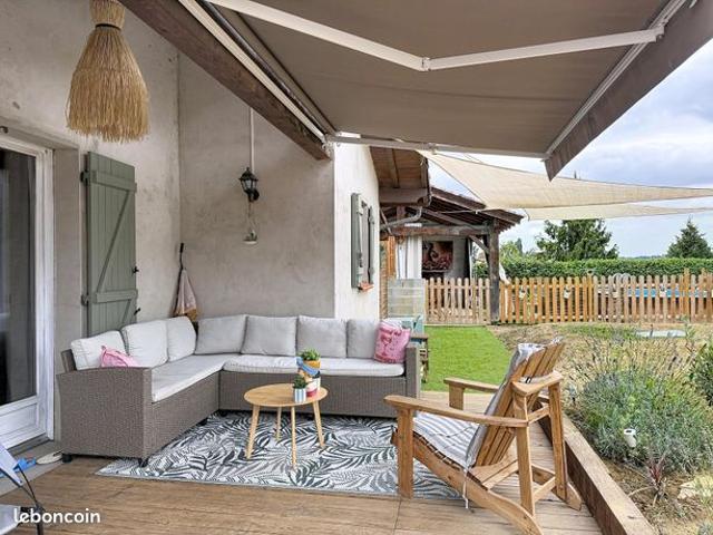 Maison de village avec jardin et piscine