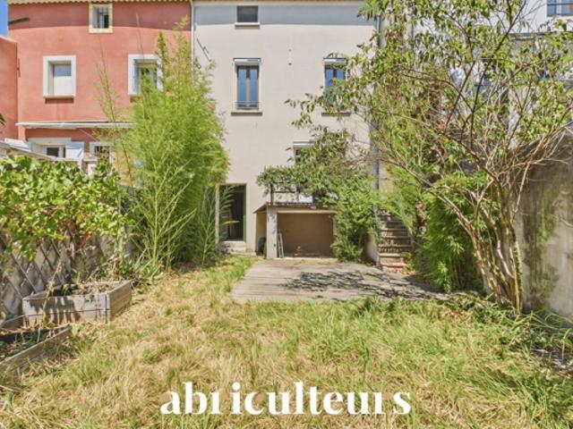 Maison de village avec jardin, garage, cave et grenier aménageable à Saint Cannat
