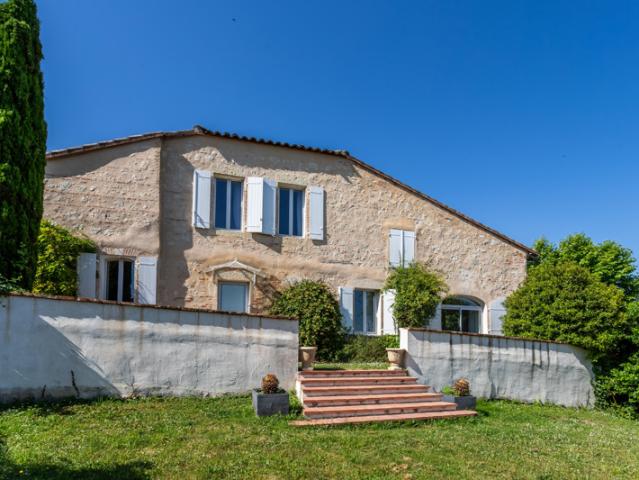 Maison de village avec jardin. Le bonheur d'un village fran