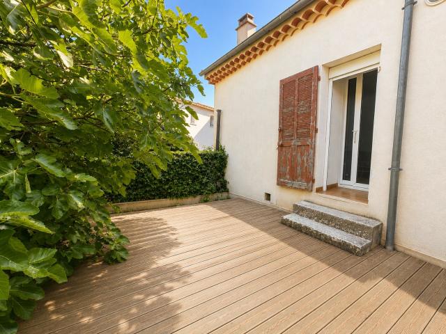 Maison de village avec jardinet et garages