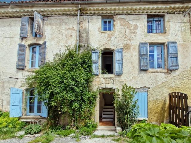Maison de village, avec jardinet, et remise 170m² Saint Etienne les Orgues