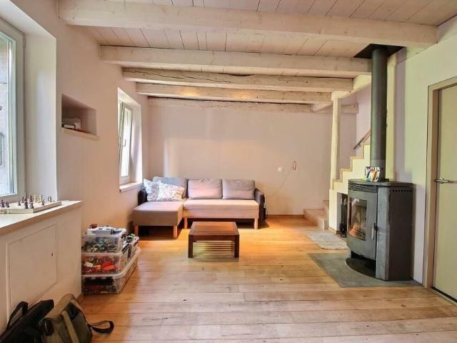 Maison de village avec le caractère ancien. Dreamo. Ch