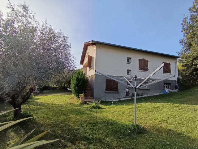 MAISON DE VILLAGE AVEC PISCINE